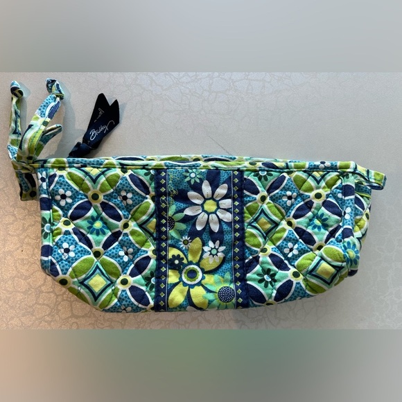 RETRIRED: Vera Bradley | Daisy Daisy pattern small cosmetic bag. - Picture 1 of 14